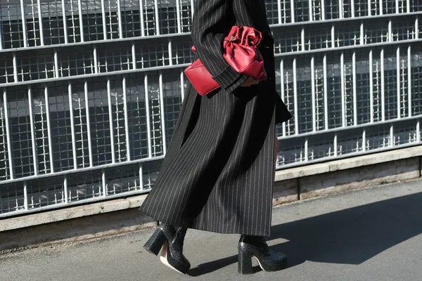 Mediolan Włochy Września 2021 Uliczny Strój Kobieta Nosząca Czarny Sweter — Zdjęcie stockowe