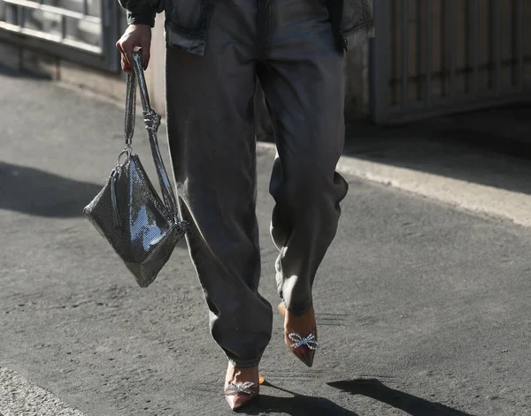 ミラノ イタリア 2021年9月22日 ストリートスタイルの衣装 ファッショナブルな衣装を身に着けている女性 ミラノの街の財布の詳細 イタリア — ストック写真