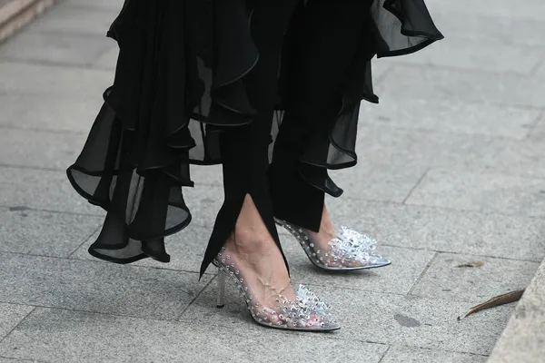 意大利米兰 2021年9月22日 意大利米兰 街道风格的服装 穿着时髦的女人黑色服装 紧身裤 脚后跟尖 鞋带上有一个结 意大利米兰的街道上 — 图库照片