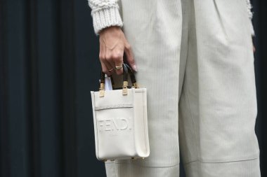 Milan, İtalya - 22 Eylül 2021: Sokak tarzı kıyafet, Milano, İtalya sokaklarında Fendi kıyafeti giyen şık bir kadın.