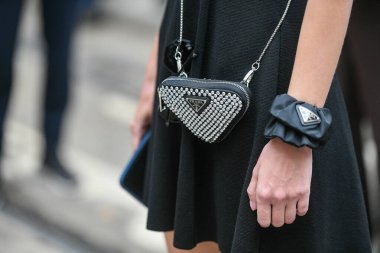 Milan, İtalya - 22 Eylül 2021: Sokak tarzı kıyafet, Milano, İtalya sokaklarında Prada çanta giyen şık bir kadın.