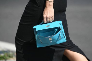 Milan, İtalya - 24 Eylül 2021: Sokak tarzı kıyafet, Milano, İtalya sokaklarında mavi Prada çanta giyen şık kadın.