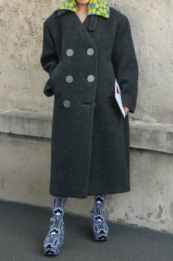 Milan, İtalya - 24 Eylül 2021: Sokak tarzı kıyafet, uzun gri ceket giyen şık kadın ve Milano, İtalya sokaklarında Prada 'dan gelen desenli jakuzi botlar.