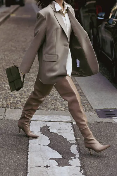 Milan Talya Eylül 2021 Sokak Tarzı Kıyafet Şık Giyinen Kadın — Stok fotoğraf