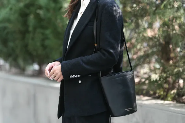 2021年9月23日 意大利米兰 街道风格的服装 穿着白衬衫的时髦女人 黑色夹克 黑色大裤子 来自Emporio Armani的皮包以及尖尖的高跟鞋 — 图库照片