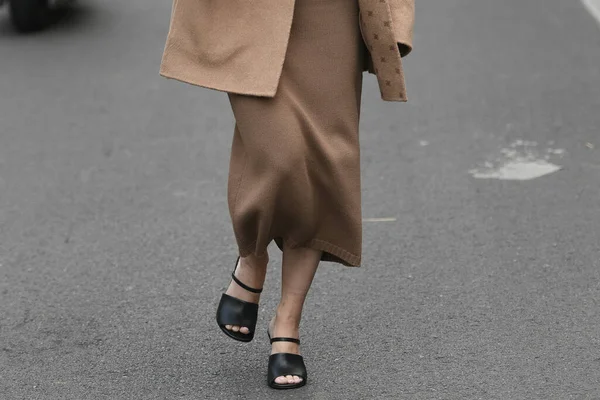 Milão Itália Setembro 2021 Roupa Estilo Rua Mulher Modacalçados Fendi — Fotografia de Stock