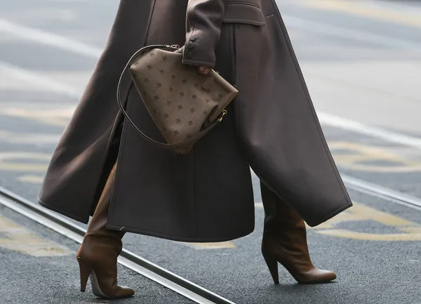 Milan, İtalya - 22 Eylül 2021: Sokak tarzı kıyafet, Milano, İtalya sokaklarında Fendi ayakkabıları giyen şık bir kadın.