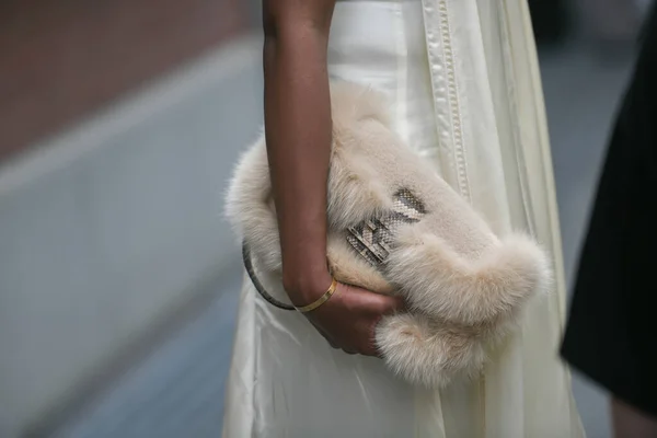 Милан Италия Сентября 2021 Года Уличный Наряд Модная Женщина Бледно — стоковое фото
