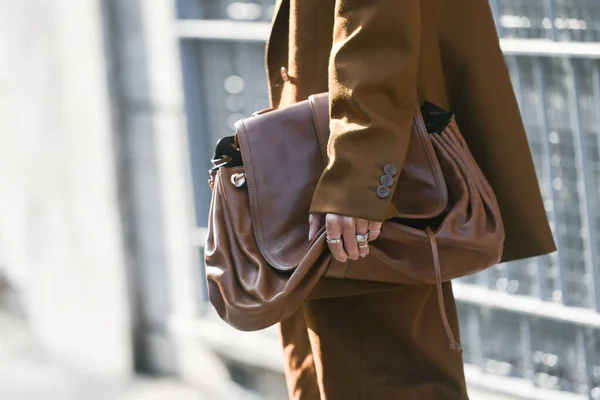 ミラノ イタリア 2021年9月22日 ストリートスタイルの衣装 ベージュのTシャツを着たファッショナブルな女性 茶色のブレザー 大きなスーツパンツ ミラノ イタリアの通りに茶色の光沢のある革のハンドバッグ — ストック写真