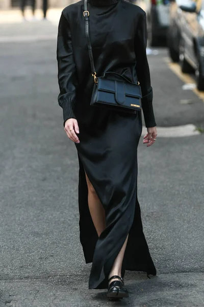 ミラノ イタリア 2021年9月22日 ストリートスタイルの衣装 ファッショナブルな女性を身に着けている黒シルクタートルネック 長袖流れる長いドレス 黒光沢のある革ジャカードクロスボディバッグ — ストック写真