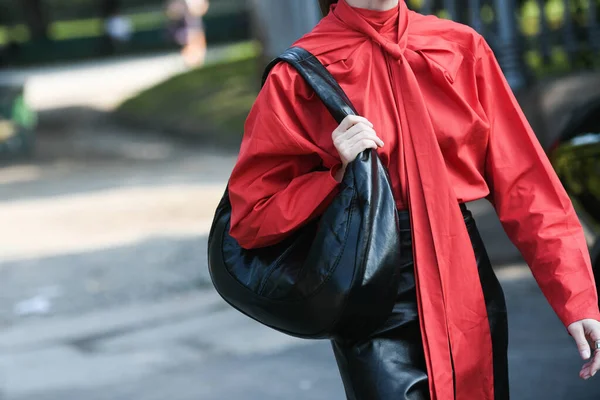 Милан Италия Сентября 2021 Года Уличный Наряд Модная Женщина Красной — стоковое фото
