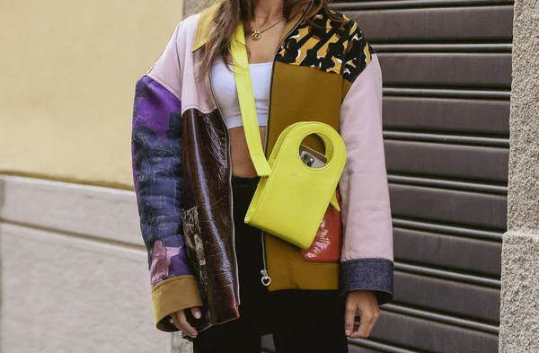 ミラノ イタリア 2021年9月22日 ストリートスタイルの衣装 ファッショナブルな女性が黄色のバッグとミラノ イタリアの通りにカラフルな衣装を身に着けている — ストック写真