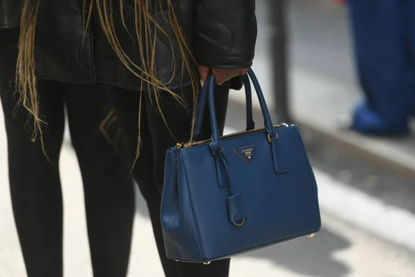 Milán Italia Septiembre 2021 Traje Calle Mujer Modaprada Bolso Mano —  Fotos de Stock