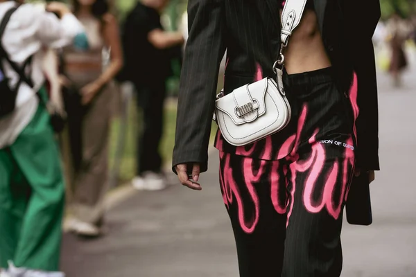 意大利米兰 2021年9月22日 街道风格的服装 穿着深灰色 超大号 霓虹灯粉色 火焰纹 跳马服 白色皮革 横尸袋在M大街上的流行女性 — 图库照片
