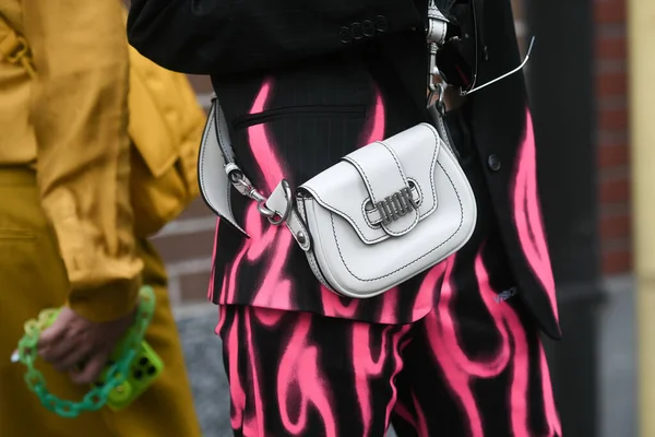 Milan, İtalya - 22 Eylül 2021: Sokak tarzı kıyafet, koyu gri, büyük beden, ceket, siyah, neon pembe, alev izi, desen, kesik, göbek, atlet, beyaz deri, Dior, M caddelerinde çapraz ceset torbası giyen şık kadın.