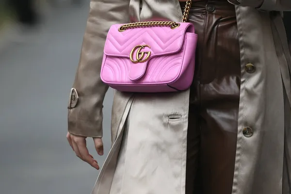 Milánó Olaszország Szeptember 2021 Street Style Outfit Divatos Rózsaszín Gucci — Stock Fotó