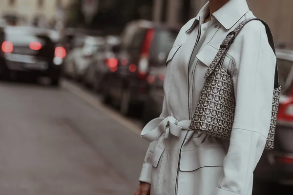 Milão Itália Setembro 2021 Roupa Rua Mulher Elegante Vestindo Creme — Fotografia de Stock