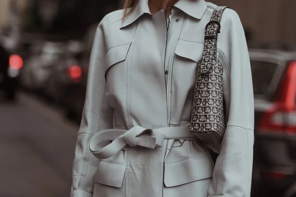 ミラノ イタリア 2021年9月22日 ストリートスタイルの衣装 クリーム色の白いコートを着たファッショナブルな女性 ミラノ イタリアの通りにプリントとブーツを持つバッグ — ストック写真