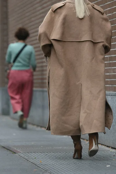 2021年9月22日 意大利米兰 意大利米兰街头穿着范迪服装的时尚女人 — 图库照片
