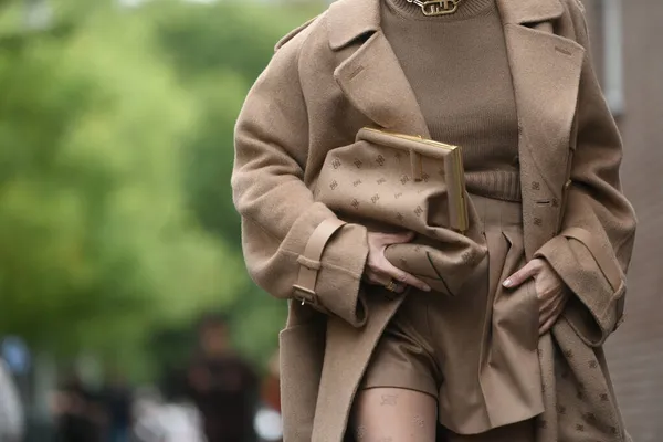 Milão Itália Setembro 2021 Roupa Rua Mulher Moda Vestindo Uma — Fotografia de Stock