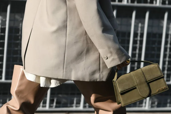 2021年9月22日 意大利米兰 街道风格的服装 穿着卡其布裁剪出的带花边的裤子的时髦女人 一个卡其布手袋 — 图库照片
