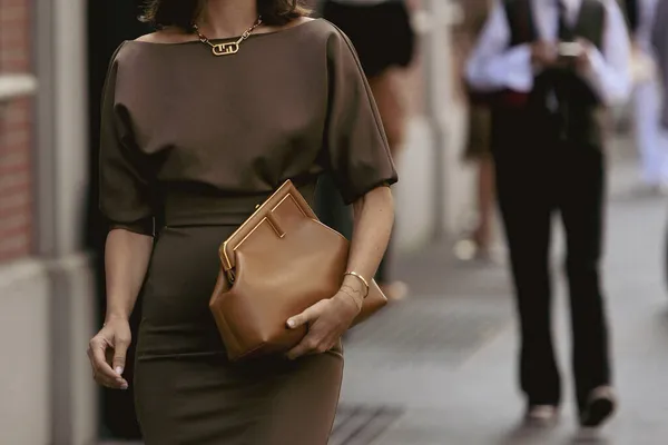 2021年9月22日 意大利米兰 街上风格的服装 穿着Fendi的一条金色大链子Ff项链的时髦女人 一条棕色的蓬松短袖 系带的米管裙 一个棕色闪亮的Fendi手袋 棕色闪亮的皮鞋Fendi — 图库照片