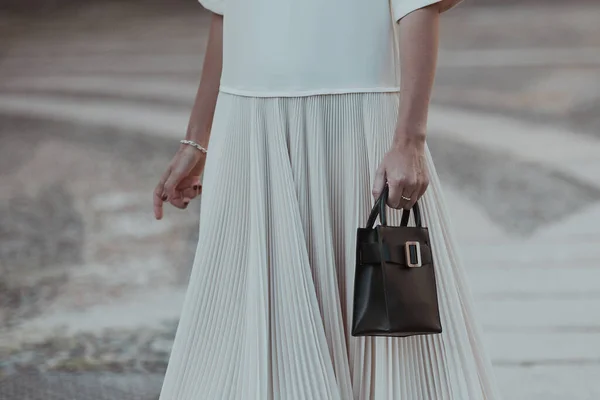 ミラノ イタリア 2021年9月24日 ストリートスタイルの衣装 クリームホワイトポロを身に着けているファッショナブルな女性 プレタースカート ミラノの街の黒いバッグ — ストック写真