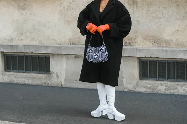 意大利米兰 2021年9月24日 意大利米兰的街道风格服装 穿着黑色外套的时髦女人 白色靴子 橙色普拉达手套和普拉达包 — 图库照片