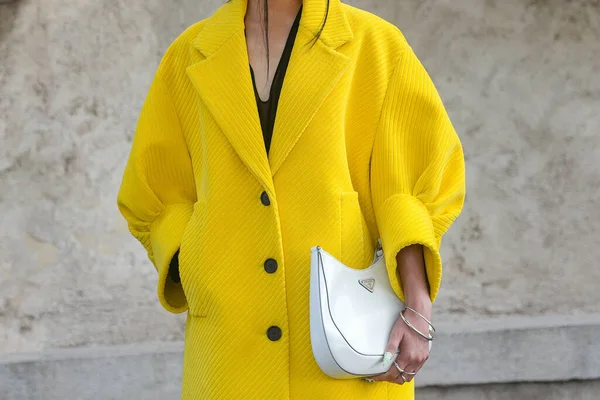 Milão Itália Setembro 2021 Roupa Rua Mulher Elegante Vestindo Uma — Fotografia de Stock