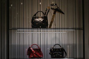 Milan, İtalya - 24 Eylül 2021: Valentino lüksü ve yeni koleksiyon 2022 'den moda çantalar, mağaza vitrinini kapatın