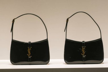 Milan, İtalya - 24 Eylül 2021: Yves Saint Laurent lüksü ve yeni koleksiyon 2022 'den moda el çantaları, dükkan vitrinini kapatın