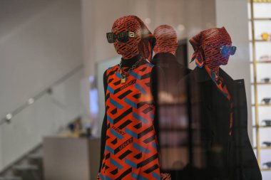 Milan, İtalya - 24 Eylül 2021: Versace lüksü ve yeni koleksiyon 2022 'den moda kıyafetler ve aksesuarlar, mağaza vitrinini kapatın