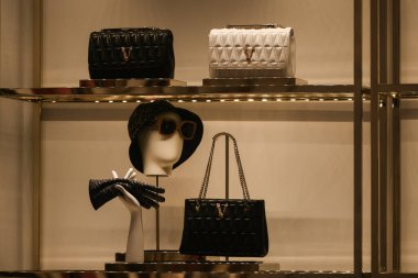 Milan, İtalya - 24 Eylül 2021: Versace lüksü ve yeni koleksiyon 2022 'den moda çantalar, mağaza vitrinini kapatın