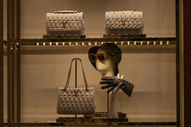 Milan, İtalya - 24 Eylül 2021: Versace lüksü ve yeni koleksiyon 2022 'den moda çantalar, mağaza vitrinini kapatın