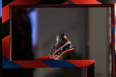 Milan, İtalya - 24 Eylül 2021: Versace lüksü ve yeni koleksiyon 2022 'den moda kıyafetler ve aksesuarlar, mağaza vitrinini kapatın