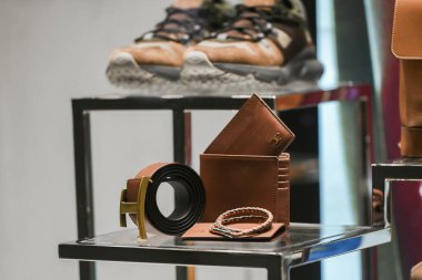 Milan, İtalya - 24 Eylül 2021: Tod 'un lüks ve modaya uygun yeni koleksiyon 2022 ayakkabı ve el çantaları, mağaza vitrinini kapatın