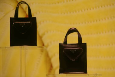 Milan, İtalya - 24 Eylül 2021: Prada lüksü ve yeni koleksiyon 2022 'den moda çantaları, mağaza vitrinini kapatın