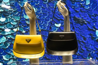 Milan, İtalya - 24 Eylül 2021: Prada lüksü ve yeni koleksiyon 2022 'den moda çantaları, mağaza vitrinini kapatın