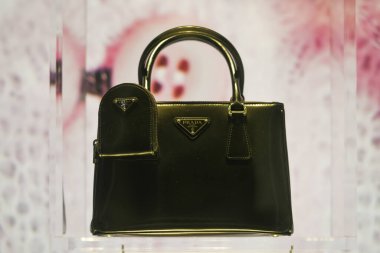Milan, İtalya - 24 Eylül 2021: Prada lüksü ve yeni koleksiyon 2022 'den moda el çantası, mağaza vitrinini kapat