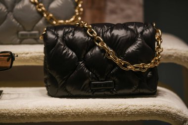 Milan, İtalya - 24 Eylül 2021: Miu Miu lüks ve yeni koleksiyon 2022 'den moda çantalar, mağaza vitrinini kapatın