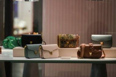 Milan, İtalya - 24 Eylül 2021: Miu Miu lüks ve yeni koleksiyon 2022 'den moda çantalar, mağaza vitrinini kapatın