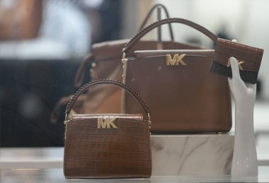 Milan, İtalya - 24 Eylül 2021: Michael Kors lüksü ve yeni koleksiyon 2022 'den moda el çantaları ve aksesuarlar, mağaza vitrinini kapatın