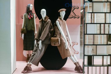 Milan, İtalya - 24 Eylül 2021: Max Mara lüksü ve yeni koleksiyon 2022 'den moda kıyafetler ve aksesuarlar, mağaza vitrinini kapatın