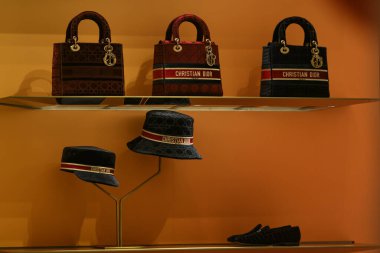 Milan, İtalya - 24 Eylül 2021: Dior lüksü ve yeni koleksiyon 2022 'den moda çantaları, mağaza vitrinini kapatın