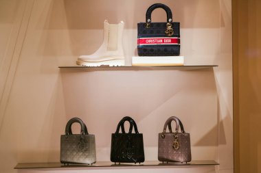 Milan, İtalya - 24 Eylül 2021: Dior lüksü ve yeni koleksiyon 2022 'den moda çantaları, mağaza vitrinini kapatın