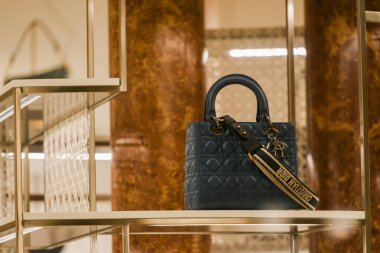 Milan, İtalya - 24 Eylül 2021: Dior lüksü ve yeni koleksiyon 2022 'den moda çantaları, mağaza vitrinini kapatın