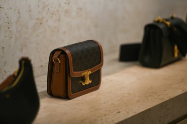 Milan, İtalya - 24 Eylül 2021: Celine lüksü ve yeni koleksiyon 2022 'den moda çantalar, mağaza vitrinini kapatın