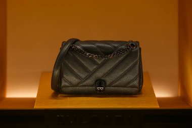 Milan, İtalya - 24 Eylül 2021: Bulgari lüksü ve yeni koleksiyon 2022 'den moda çantaları, mağaza vitrinini kapatın