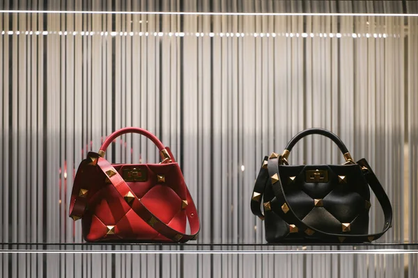 Milan, İtalya - 24 Eylül 2021: Valentino lüksü ve yeni koleksiyon 2022 'den moda çantalar, mağaza vitrinini kapatın