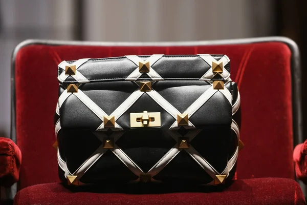 Milan Italy September 2021 Valentino Luxury Fashionable Handbag New Collection — Stock Photo, Image